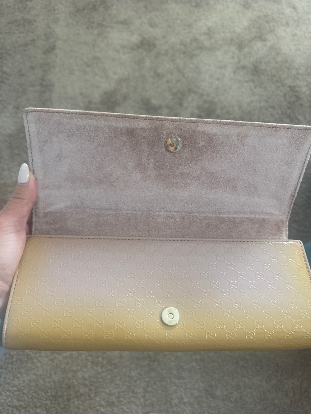 Authentic Gucci Women Tan Patented Guccissima Enamel Leather Clutch - Picture 4 of 9